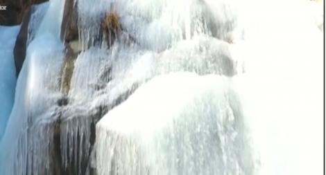 Cascadă din China, transformată de ger într-o operă de artă spectaculoasă