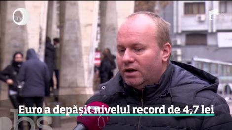 Euro a depășit nivelul record de 4,7 lei. Deprecierea monedei naţionale măreşte facturile, dar aduce şi chirii şi rate mai mari
