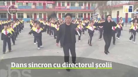 Să dansezi alături de directorul şcolii poate fi un lucru memorabil, cu o singură condiţie. Să se mişte la fel de bine ca bărbatul din imaginile următoare