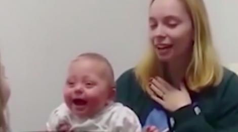 Poți să nu plângi? Un bebeluş de 11 luni aude pentru prima dată, cu ajutorul unui aparat auditiv