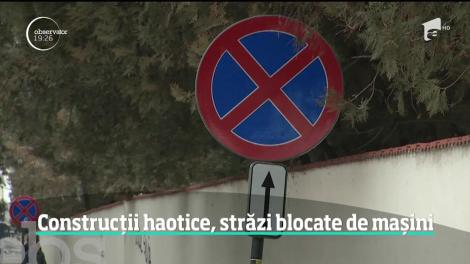 Lângă ansamblurile rezidenţiale, străduţele au devenit un pericol. Şoferii parchează pe unde apucă