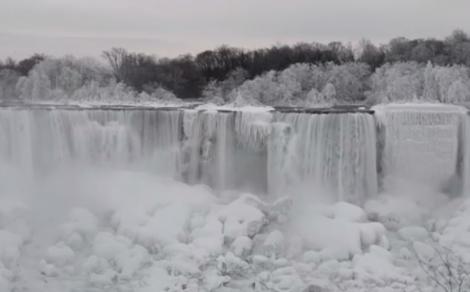 Imagini spectaculoase la -40 de grade! Cascada Niagara a îngheţat, iar priveliştea este uluitoare