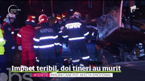 Accident de coşmar în Capitală. Doi tineri au murit după ce maşina în care se aflau a intrat pe contrasens şi s-a lovit violent cu un autobuz