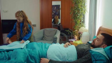 Alex mișcă degetul mare de la piciorul drept