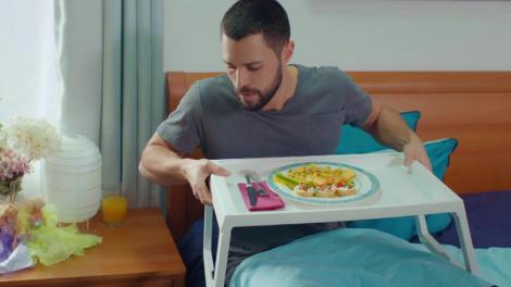 Alex cade din pat: "Lăsați-mă în pace!"