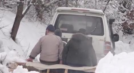 VIDEO! În satul unde nimeni nu vine să curețe drumurile, sătenii inventivi și-au făcut singuri plug de deszăpezire