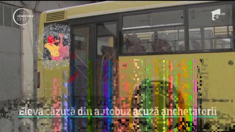 Eleva care a căzut pe geamul unui autobuz acuză anchetatorii. Rănită grav, fata e imobilizată la pat