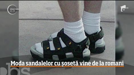 Marii designeri sunt "copii mici" pe lângă ei! Moda sandalelor cu şosete se trage de la romani