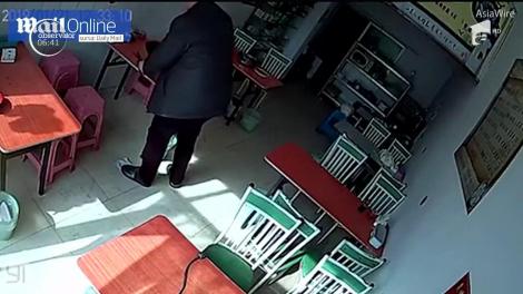 Incident straniu într-un oraş din China. O femeie a fost rănită de un taur scăpat de la abator, care a urmărit-o chiar şi într-un mic restaurant unde a încercat să se refugieze