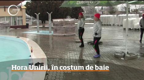 Hora Unirii, în costum de baie, la Băile Felix