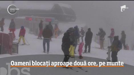 Zeci de turiști salvați din vârful muntelui de salvamontiști