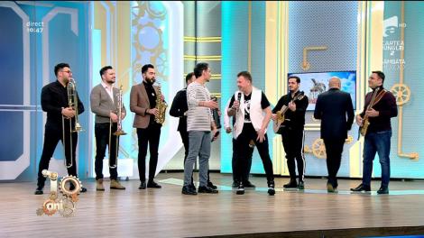 Solistul trupei Mahala Rai Banda, sărbătorit la "Neatza"