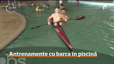 Sportivii unui club de kaiac-canoe, antrenamente cu barca în piscină