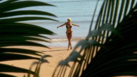 Ioana Șulea din echipa lemurilor, extrem de sexy în costum de baie! Mircea Zamfir: "Eu nu mă uit, nu am voie!"