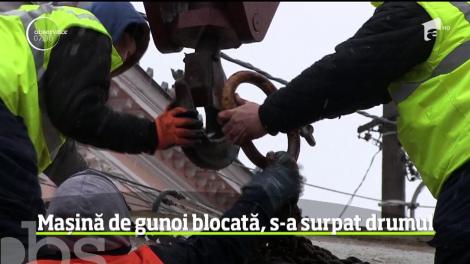 Gunoierii din Craiova au trecut prin adevărate aventuri, după ce şoseaua s-a surpat pur şi simplu sub ei, iar maşina le-a rămas blocată în groapă