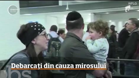 O familie din Statele Unite, debarcată din avion din cauza mirosului