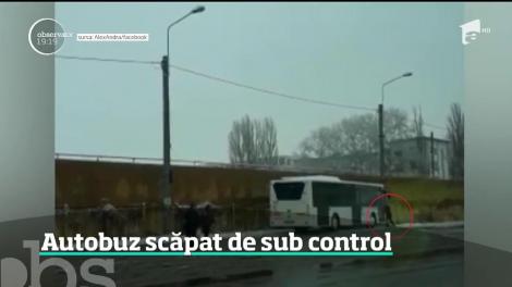 Autobuz scăpat de sub control. Şoferul a coborât din autovehicul şi a lăsat motorul pornit!