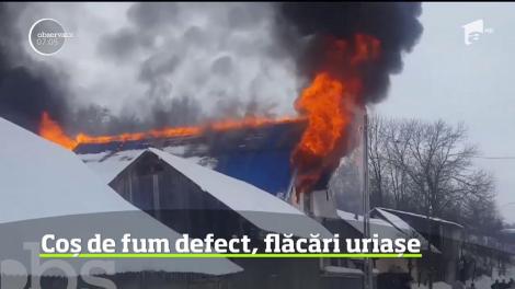 Incendiu violent în Neamţ. Acoperişul unei locuinţe a luat foc din cauza unui coş de fum defect
