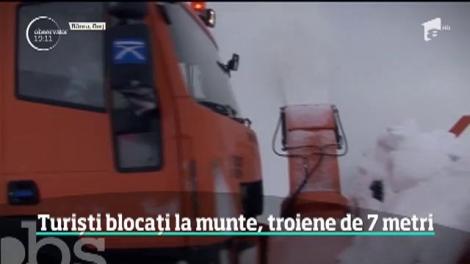Sute de turiști blocați la munte, troiene de până la șapte metri!