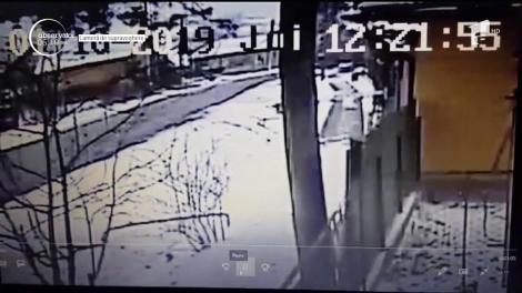 Imagini șocante! Victima este aruncată câţiva metri, iar maşina se răstoarnă în şanţ