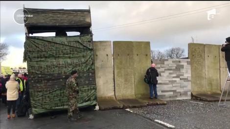 Protest cu soldați înarmați la frontiera dintre cele două Irlande