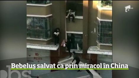 Bebeluș salvat ca prin miracol în China, de un lăptar