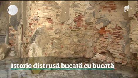Istoria Sighişoarei dispare, bucată cu bucată. Zidurile medievale se prăbuşesc