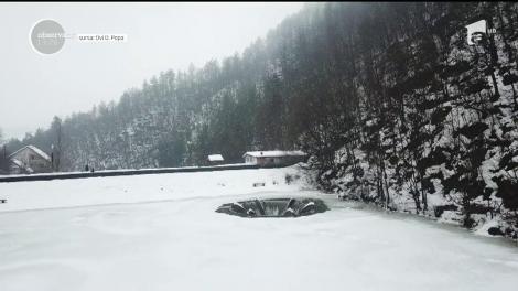 Un lac din judeţul Bihor oferă o privelişte demnă de un film ştiinţifico-fantastic!