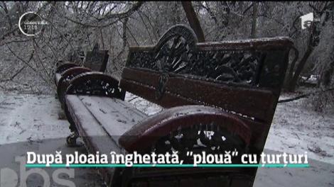 Temperaturile cresc, dar un nou pericol pândeşte de sus. Ţurţurii şi gheaţa de pe acoperişuri ar putea provoca accidente grave
