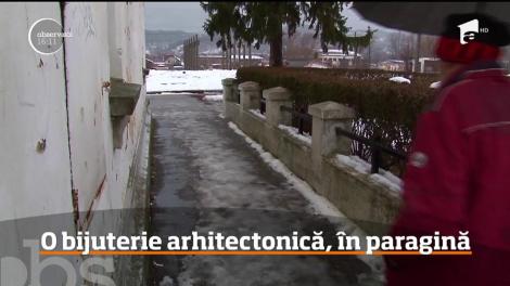Gara Regală din Curtea de Argeş a ajuns o ruină, pentru că nicio firmă de construcţii nu s-a angajat să o repare