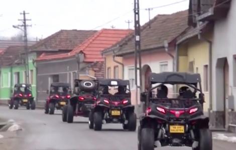 Un t&acirc;năr din judeţul Alba a găsit o metodă inedită să &icirc;i facă pe turişti să viziteze frumuseţile din locul său natal!