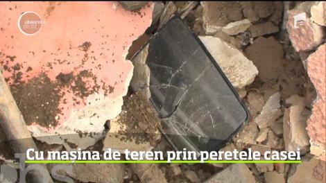 Imagini inedite vin de la Târgu Mureş, acolo unde, în urma unui accident rutier, o maşină de teren a trecut practic prin peretele unei case