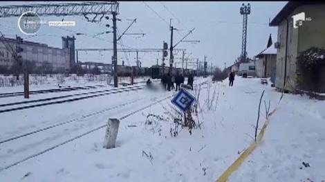 Pe căile ferate din România se moare absurd. Trupul neînsufleţit al unui chinez de 16 ani a fost găsit la câţiva metri de gara din Roman