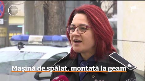 Maşină de spălat, montată la geam