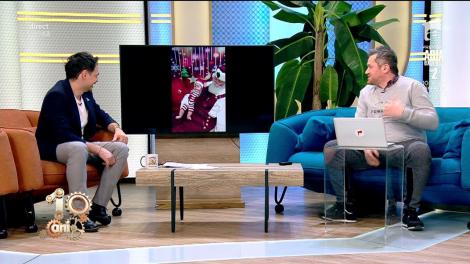 Smiley News. Moș Crăciun doarme cu un bebeluș în brațe