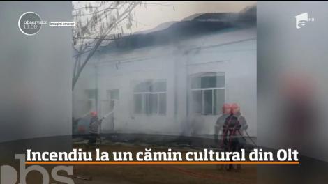 Un alt incendiu a izbucnit în judeţul Olt. Flăcările au cuprins acoperişul unui cămin cultural din comuna Ştefan cel Mare