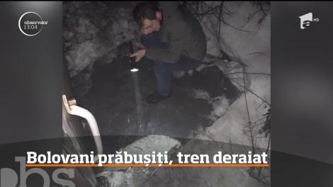 Un tren de călători a deraiat după ce a fost lovit de pietre căzute de pe versanţi