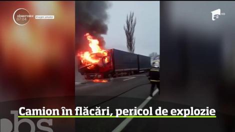 Incendiu puternic pe drumul european 574 din judeţul Olt. Cabina unui tir condus de un şofer din Belarus a ars ca o torţă