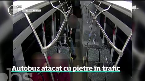 Autobuz atacat cu pietre în trafic, în Constanţa