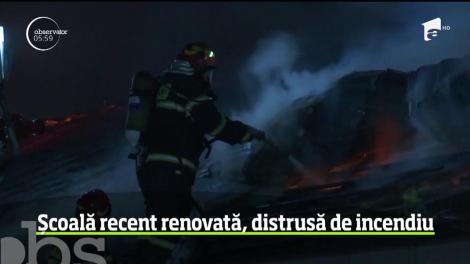 Incendiu violent la şcoala unui sat de lângă Iaşi. Flăcări uriaşe au cuprins acoperişul unităţii de învăţământ şi au distrus clădirea aproape în totalitate
