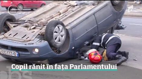 Accident în faţa Palatului Parlamentului. Un autoturism s-a răsturnat când un alt şofer a întors prin loc interzis