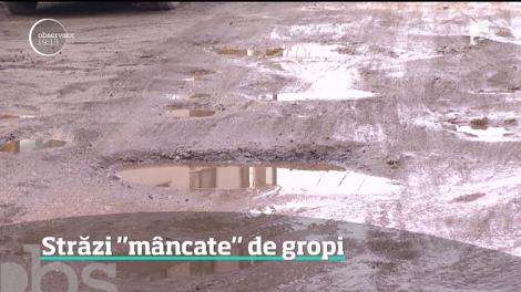 Străzi "mâncate" de gropi