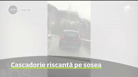 Imagini incredibile pe un drum județean din Maramureş.  Un şofer teribilist a permis ca doi tineri să stea în portbagajul maşinii lui