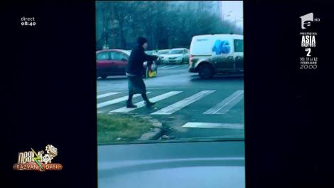 Smiley News. Cum se traversează strada în București