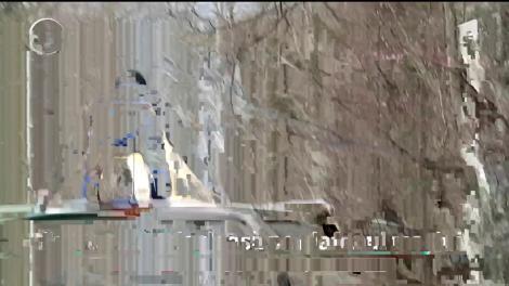 Video. O maşină circulă cu unul dintre pasageri agățat de plafonul autoturismului