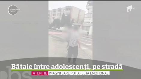 O altă scenă de violenţă este surprinsă în plină stradă. Iar protagoniştii sunt minori