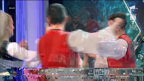 Nikos Papadopoulos cântă melodia Pitsirika