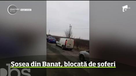 Protest spontan în Caraş Severin. Drumul naţional 57 a fost blocat de peste 50 de şoferi revoltaţi de starea proastă a şoselei