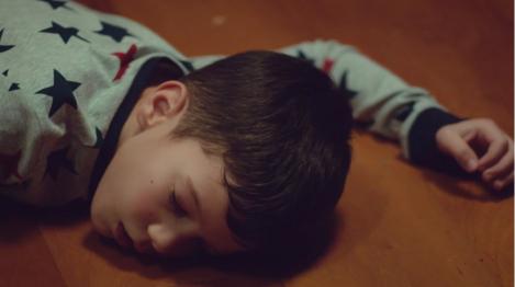 Fiul Soniei cade ca secerat. Nu mai mișcă