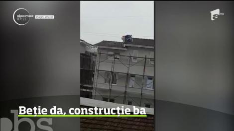 Scene de tot râsul au fost surprinse la Timişoara, pe acoperişul unei case aflată în construcţie
